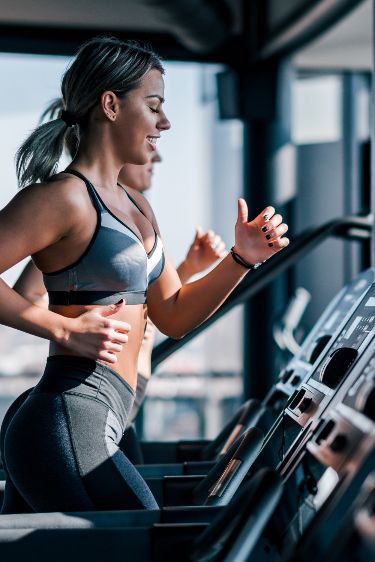 Žena na bežiacom páse