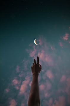 Ruka načahujúca sa k mesiacu