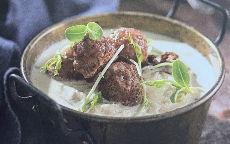 Kapustová polievka s mäsovými guľkami