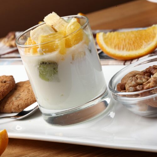 jogurt s ovocím a orechmi