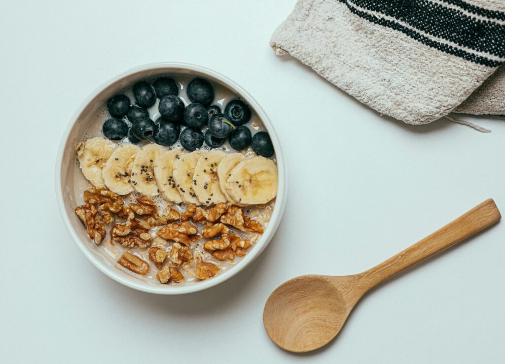 Zdravá ovsená kaša s ovocím